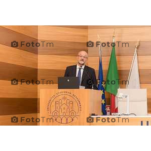Bergamo, 21 settembre 2026 - l’Università degli studi di Bergamo ospita Vittorio Pisani, Capo della Polizia e Direttore Generale della Pubblica Sicurezza, per una lectio magistralis dedicata a “Sicurezza e innovazione digitale: le sfide del futuro”. L\'incontro è stato aperto dai saluti istituzionali del magnifico rettore Prof. Sergio Cavalieri. A fine dell\'incontro è stato firmato protocollo d\'intesa per la collaborazione tra università e ministero dell\'Interno.