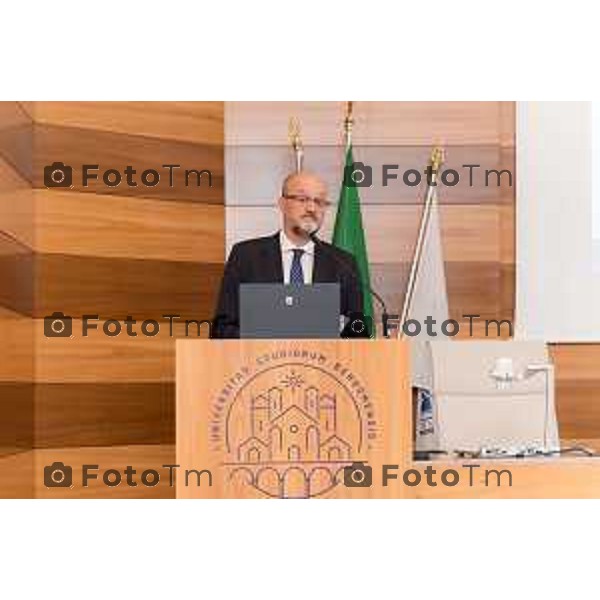 Bergamo, 21 settembre 2026 - l’Università degli studi di Bergamo ospita Vittorio Pisani, Capo della Polizia e Direttore Generale della Pubblica Sicurezza, per una lectio magistralis dedicata a “Sicurezza e innovazione digitale: le sfide del futuro”. L\'incontro è stato aperto dai saluti istituzionali del magnifico rettore Prof. Sergio Cavalieri. A fine dell\'incontro è stato firmato protocollo d\'intesa per la collaborazione tra università e ministero dell\'Interno.