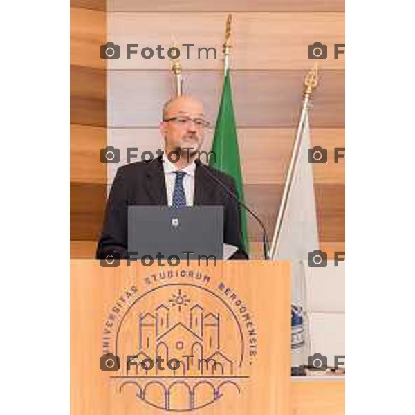 Bergamo, 21 settembre 2026 - l’Università degli studi di Bergamo ospita Vittorio Pisani, Capo della Polizia e Direttore Generale della Pubblica Sicurezza, per una lectio magistralis dedicata a “Sicurezza e innovazione digitale: le sfide del futuro”. L\'incontro è stato aperto dai saluti istituzionali del magnifico rettore Prof. Sergio Cavalieri. A fine dell\'incontro è stato firmato protocollo d\'intesa per la collaborazione tra università e ministero dell\'Interno.