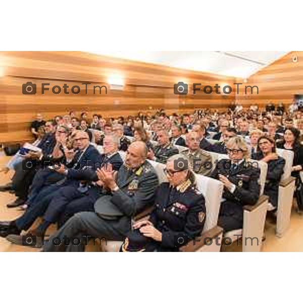 Bergamo, 21 settembre 2026 - l’Università degli studi di Bergamo ospita Vittorio Pisani, Capo della Polizia e Direttore Generale della Pubblica Sicurezza, per una lectio magistralis dedicata a “Sicurezza e innovazione digitale: le sfide del futuro”. L\'incontro è stato aperto dai saluti istituzionali del magnifico rettore Prof. Sergio Cavalieri. A fine dell\'incontro è stato firmato protocollo d\'intesa per la collaborazione tra università e ministero dell\'Interno.