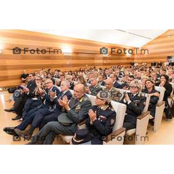 Bergamo, 21 settembre 2026 - l’Università degli studi di Bergamo ospita Vittorio Pisani, Capo della Polizia e Direttore Generale della Pubblica Sicurezza, per una lectio magistralis dedicata a “Sicurezza e innovazione digitale: le sfide del futuro”. L\'incontro è stato aperto dai saluti istituzionali del magnifico rettore Prof. Sergio Cavalieri. A fine dell\'incontro è stato firmato protocollo d\'intesa per la collaborazione tra università e ministero dell\'Interno.