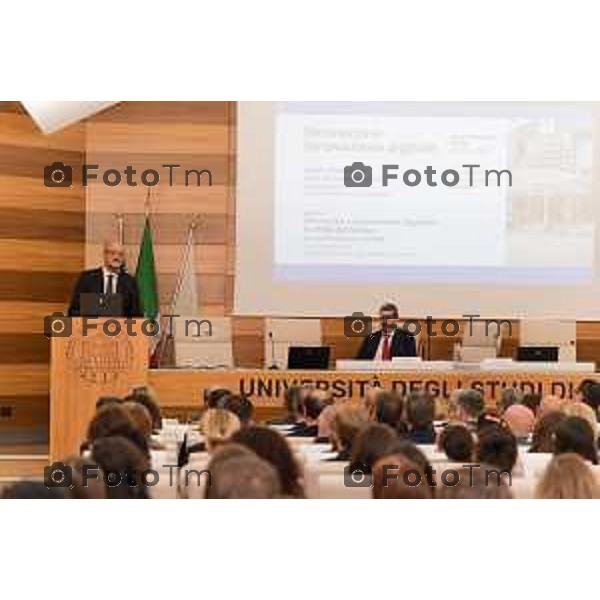 Bergamo, 21 settembre 2026 - l’Università degli studi di Bergamo ospita Vittorio Pisani, Capo della Polizia e Direttore Generale della Pubblica Sicurezza, per una lectio magistralis dedicata a “Sicurezza e innovazione digitale: le sfide del futuro”. L\'incontro è stato aperto dai saluti istituzionali del magnifico rettore Prof. Sergio Cavalieri. A fine dell\'incontro è stato firmato protocollo d\'intesa per la collaborazione tra università e ministero dell\'Interno.