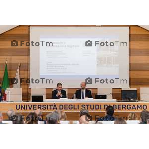 Bergamo, 21 settembre 2026 - l’Università degli studi di Bergamo ospita Vittorio Pisani, Capo della Polizia e Direttore Generale della Pubblica Sicurezza, per una lectio magistralis dedicata a “Sicurezza e innovazione digitale: le sfide del futuro”. L\'incontro è stato aperto dai saluti istituzionali del magnifico rettore Prof. Sergio Cavalieri. A fine dell\'incontro è stato firmato protocollo d\'intesa per la collaborazione tra università e ministero dell\'Interno.