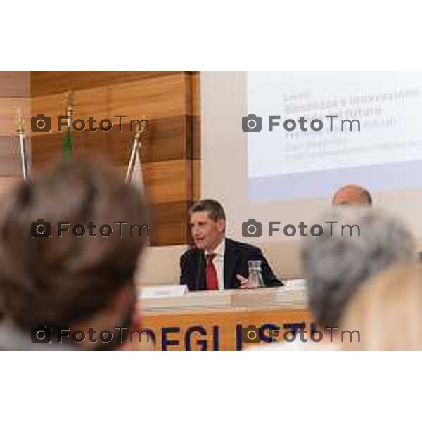 Bergamo, 21 settembre 2026 - l’Università degli studi di Bergamo ospita Vittorio Pisani, Capo della Polizia e Direttore Generale della Pubblica Sicurezza, per una lectio magistralis dedicata a “Sicurezza e innovazione digitale: le sfide del futuro”. L\'incontro è stato aperto dai saluti istituzionali del magnifico rettore Prof. Sergio Cavalieri. A fine dell\'incontro è stato firmato protocollo d\'intesa per la collaborazione tra università e ministero dell\'Interno.