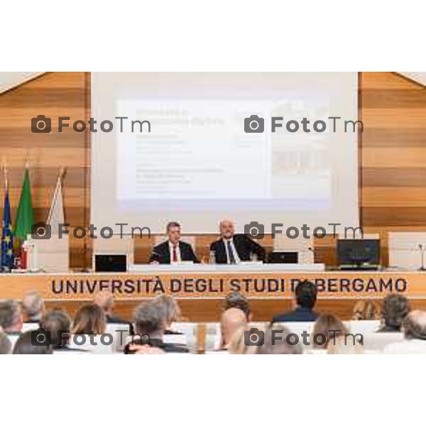 Bergamo, 21 settembre 2026 - l’Università degli studi di Bergamo ospita Vittorio Pisani, Capo della Polizia e Direttore Generale della Pubblica Sicurezza, per una lectio magistralis dedicata a “Sicurezza e innovazione digitale: le sfide del futuro”. L\'incontro è stato aperto dai saluti istituzionali del magnifico rettore Prof. Sergio Cavalieri. A fine dell\'incontro è stato firmato protocollo d\'intesa per la collaborazione tra università e ministero dell\'Interno.
