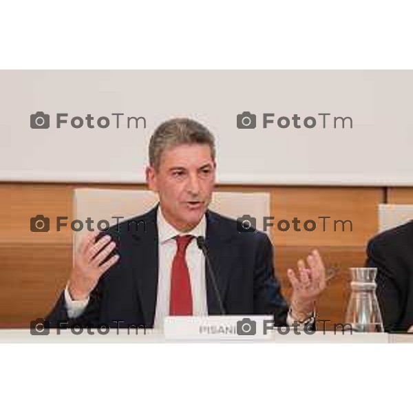 Bergamo, 21 settembre 2026 - l’Università degli studi di Bergamo ospita Vittorio Pisani, Capo della Polizia e Direttore Generale della Pubblica Sicurezza, per una lectio magistralis dedicata a “Sicurezza e innovazione digitale: le sfide del futuro”. L\'incontro è stato aperto dai saluti istituzionali del magnifico rettore Prof. Sergio Cavalieri. A fine dell\'incontro è stato firmato protocollo d\'intesa per la collaborazione tra università e ministero dell\'Interno.