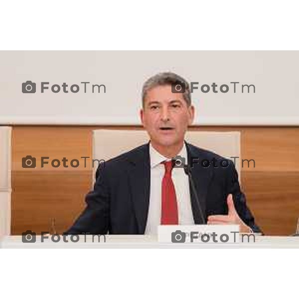 Bergamo, 21 settembre 2026 - l’Università degli studi di Bergamo ospita Vittorio Pisani, Capo della Polizia e Direttore Generale della Pubblica Sicurezza, per una lectio magistralis dedicata a “Sicurezza e innovazione digitale: le sfide del futuro”. L\'incontro è stato aperto dai saluti istituzionali del magnifico rettore Prof. Sergio Cavalieri. A fine dell\'incontro è stato firmato protocollo d\'intesa per la collaborazione tra università e ministero dell\'Interno.