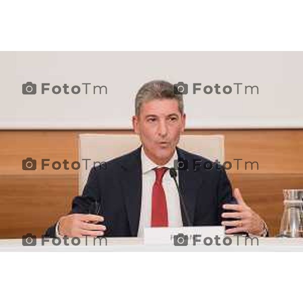 Bergamo, 21 settembre 2026 - l’Università degli studi di Bergamo ospita Vittorio Pisani, Capo della Polizia e Direttore Generale della Pubblica Sicurezza, per una lectio magistralis dedicata a “Sicurezza e innovazione digitale: le sfide del futuro”. L\'incontro è stato aperto dai saluti istituzionali del magnifico rettore Prof. Sergio Cavalieri. A fine dell\'incontro è stato firmato protocollo d\'intesa per la collaborazione tra università e ministero dell\'Interno.