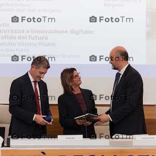 Bergamo, 21 settembre 2026 - l’Università degli studi di Bergamo ospita Vittorio Pisani, Capo della Polizia e Direttore Generale della Pubblica Sicurezza, per una lectio magistralis dedicata a “Sicurezza e innovazione digitale: le sfide del futuro”. L\'incontro è stato aperto dai saluti istituzionali del magnifico rettore Prof. Sergio Cavalieri. A fine dell\'incontro è stato firmato protocollo d\'intesa per la collaborazione tra università e ministero dell\'Interno.
