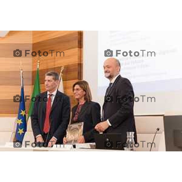Bergamo, 21 settembre 2026 - l’Università degli studi di Bergamo ospita Vittorio Pisani, Capo della Polizia e Direttore Generale della Pubblica Sicurezza, per una lectio magistralis dedicata a “Sicurezza e innovazione digitale: le sfide del futuro”. L\'incontro è stato aperto dai saluti istituzionali del magnifico rettore Prof. Sergio Cavalieri. A fine dell\'incontro è stato firmato protocollo d\'intesa per la collaborazione tra università e ministero dell\'Interno.