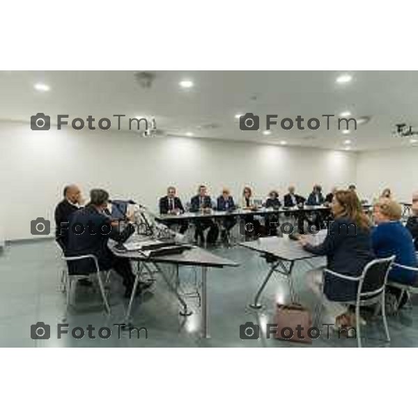 Bergamo, 21 settembre 2026 - l’Università degli studi di Bergamo ospita Vittorio Pisani, Capo della Polizia e Direttore Generale della Pubblica Sicurezza, per una lectio magistralis dedicata a “Sicurezza e innovazione digitale: le sfide del futuro”. L\'incontro è stato aperto dai saluti istituzionali del magnifico rettore Prof. Sergio Cavalieri. A fine dell\'incontro è stato firmato protocollo d\'intesa per la collaborazione tra università e ministero dell\'Interno.