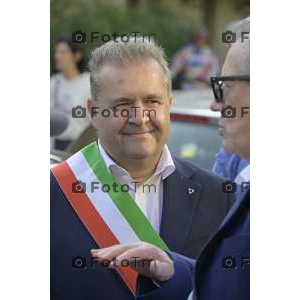 Bergamo Villa D\'Almè manifestazione sindaci dei Comuni della Val Brembana e della Valle Imagna per cercare di sbloccare il finanziamento del progetto della strada Paladina-Sedrina e consentire il completamento della Tangenziale sud Bandera sindaco Alme 3 ottobre 2026 cronaca Bergamo Italia Foto Tiziano Manzoni Lapresse