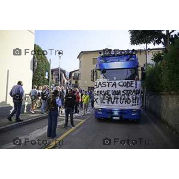 Bergamo Villa D\'Almè manifestazione sindaci dei Comuni della Val Brembana e della Valle Imagna per cercare di sbloccare il finanziamento del progetto della strada Paladina-Sedrina e consentire il completamento della Tangenziale sud 3 ottobre 2026 cronaca Bergamo Italia Foto Tiziano Manzoni Lapresse