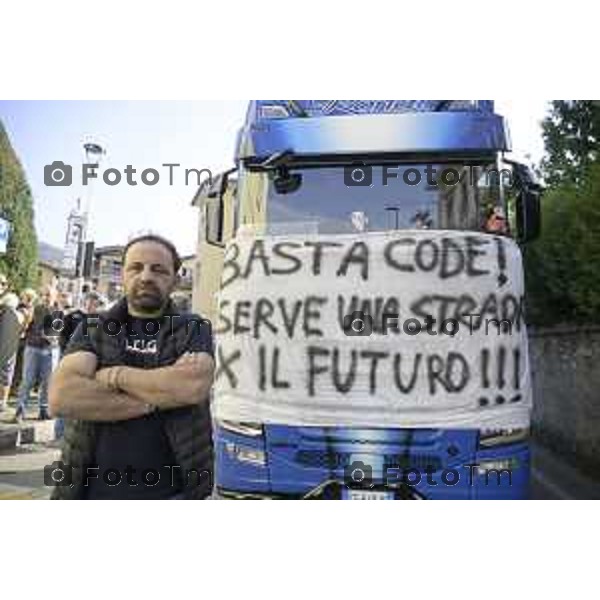 Bergamo Villa D\'Almè manifestazione sindaci dei Comuni della Val Brembana e della Valle Imagna per cercare di sbloccare il finanziamento del progetto della strada Paladina-Sedrina e consentire il completamento della Tangenziale sud Nella foto Cammionista Zogno 3 ottobre 2026 cronaca Bergamo Italia Foto Tiziano Manzoni Lapresse