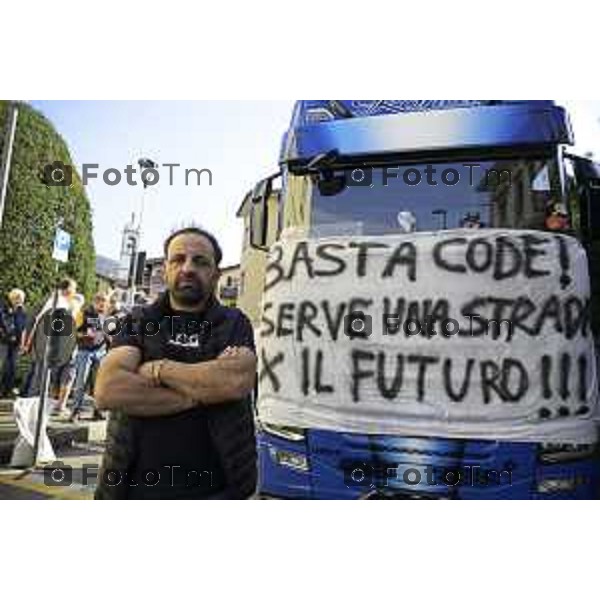 Bergamo Villa D\'Almè manifestazione sindaci dei Comuni della Val Brembana e della Valle Imagna per cercare di sbloccare il finanziamento del progetto della strada Paladina-Sedrina e consentire il completamento della Tangenziale sud Nella foto Cammionista Zogno 3 ottobre 2026 cronaca Bergamo Italia Foto Tiziano Manzoni Lapresse