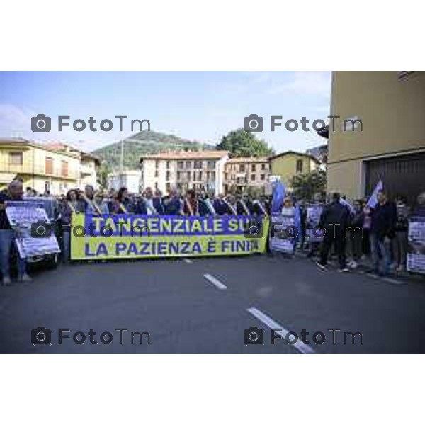 Bergamo Villa D\'Almè manifestazione sindaci dei Comuni della Val Brembana e della Valle Imagna per cercare di sbloccare il finanziamento del progetto della strada Paladina-Sedrina e consentire il completamento della Tangenziale sud 3 ottobre 2026 cronaca Bergamo Italia Foto Tiziano Manzoni Lapresse