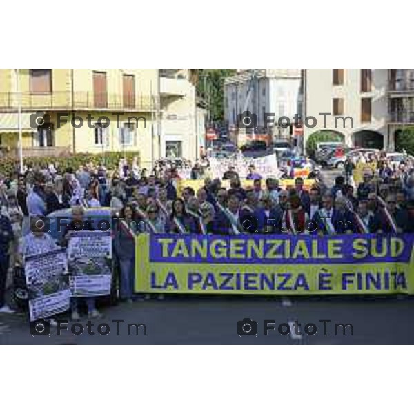 Bergamo Villa D\'Almè manifestazione sindaci dei Comuni della Val Brembana e della Valle Imagna per cercare di sbloccare il finanziamento del progetto della strada Paladina-Sedrina e consentire il completamento della Tangenziale sud 3 ottobre 2026 cronaca Bergamo Italia Foto Tiziano Manzoni Lapresse