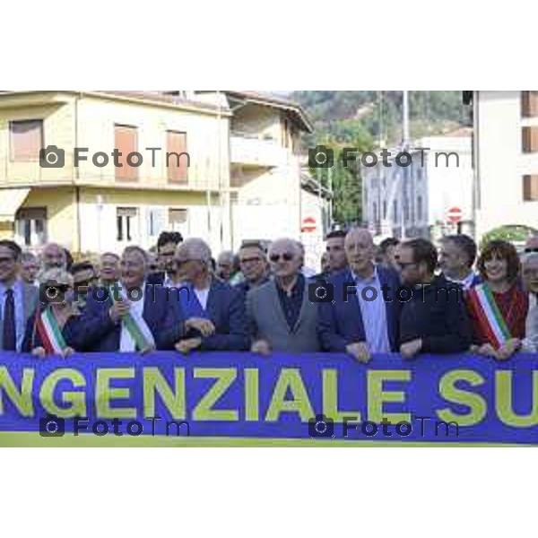 Bergamo Villa D\'Almè manifestazione sindaci dei Comuni della Val Brembana e della Valle Imagna per cercare di sbloccare il finanziamento del progetto della strada Paladina-Sedrina e consentire il completamento della Tangenziale sud 3 ottobre 2026 cronaca Bergamo Italia Foto Tiziano Manzoni Lapresse