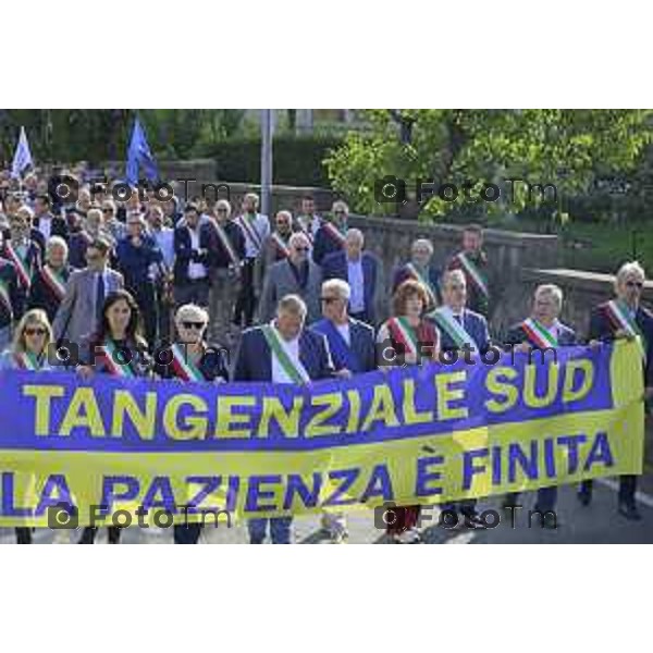 Bergamo Villa D\'Almè manifestazione sindaci dei Comuni della Val Brembana e della Valle Imagna per cercare di sbloccare il finanziamento del progetto della strada Paladina-Sedrina e consentire il completamento della Tangenziale sud 3 ottobre 2026 cronaca Bergamo Italia Foto Tiziano Manzoni Lapresse