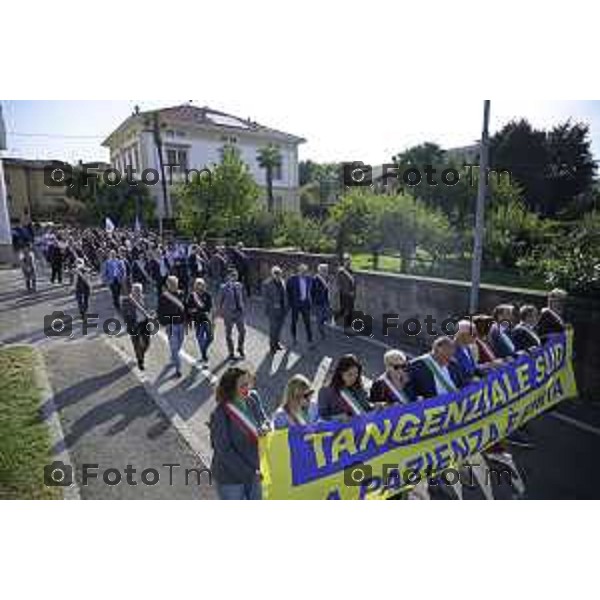 Bergamo Villa D\'Almè manifestazione sindaci dei Comuni della Val Brembana e della Valle Imagna per cercare di sbloccare il finanziamento del progetto della strada Paladina-Sedrina e consentire il completamento della Tangenziale sud 3 ottobre 2026 cronaca Bergamo Italia Foto Tiziano Manzoni Lapresse