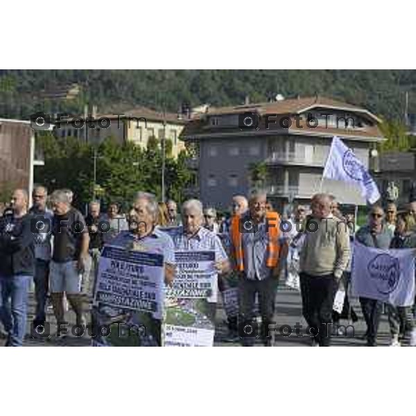 Bergamo Villa D\'Almè manifestazione sindaci dei Comuni della Val Brembana e della Valle Imagna per cercare di sbloccare il finanziamento del progetto della strada Paladina-Sedrina e consentire il completamento della Tangenziale sud 3 ottobre 2026 cronaca Bergamo Italia Foto Tiziano Manzoni Lapresse