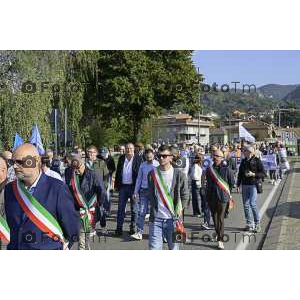 Bergamo Villa D\'Almè manifestazione sindaci dei Comuni della Val Brembana e della Valle Imagna per cercare di sbloccare il finanziamento del progetto della strada Paladina-Sedrina e consentire il completamento della Tangenziale sud 3 ottobre 2026 cronaca Bergamo Italia Foto Tiziano Manzoni Lapresse