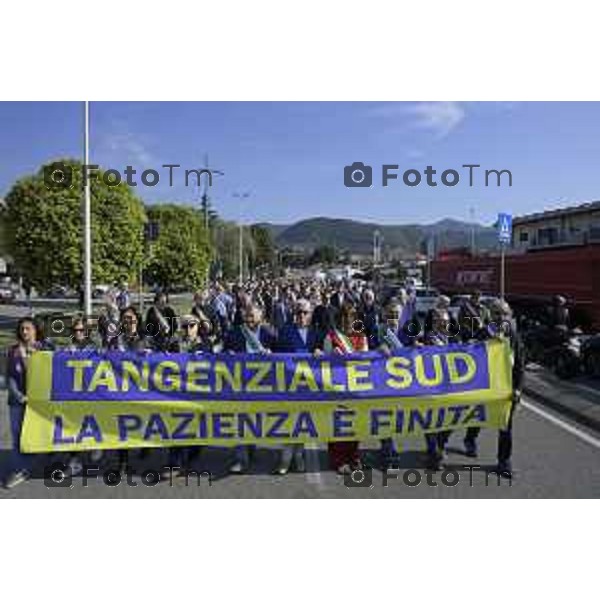 Bergamo Villa D\'Almè manifestazione sindaci dei Comuni della Val Brembana e della Valle Imagna per cercare di sbloccare il finanziamento del progetto della strada Paladina-Sedrina e consentire il completamento della Tangenziale sud 3 ottobre 2026 cronaca Bergamo Italia Foto Tiziano Manzoni Lapresse