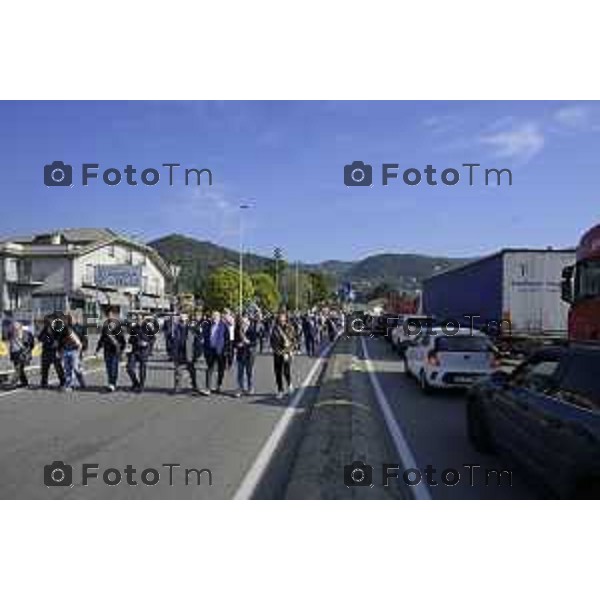 Bergamo Villa D\'Almè manifestazione sindaci dei Comuni della Val Brembana e della Valle Imagna per cercare di sbloccare il finanziamento del progetto della strada Paladina-Sedrina e consentire il completamento della Tangenziale sud 3 ottobre 2026 cronaca Bergamo Italia Foto Tiziano Manzoni Lapresse