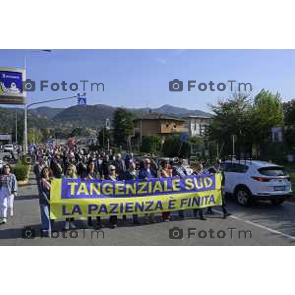 Bergamo Villa D\'Almè manifestazione sindaci dei Comuni della Val Brembana e della Valle Imagna per cercare di sbloccare il finanziamento del progetto della strada Paladina-Sedrina e consentire il completamento della Tangenziale sud 3 ottobre 2026 cronaca Bergamo Italia Foto Tiziano Manzoni Lapresse