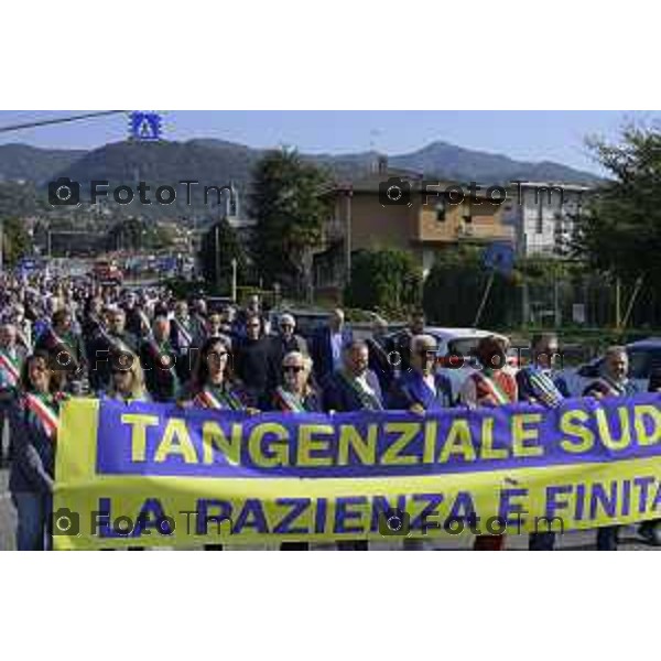 Bergamo Villa D\'Almè manifestazione sindaci dei Comuni della Val Brembana e della Valle Imagna per cercare di sbloccare il finanziamento del progetto della strada Paladina-Sedrina e consentire il completamento della Tangenziale sud 3 ottobre 2026 cronaca Bergamo Italia Foto Tiziano Manzoni Lapresse