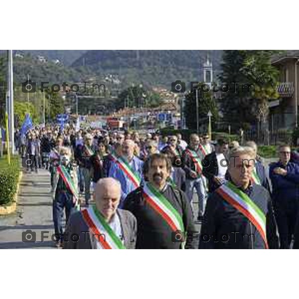 Bergamo Villa D\'Almè manifestazione sindaci dei Comuni della Val Brembana e della Valle Imagna per cercare di sbloccare il finanziamento del progetto della strada Paladina-Sedrina e consentire il completamento della Tangenziale sud 3 ottobre 2026 cronaca Bergamo Italia Foto Tiziano Manzoni Lapresse