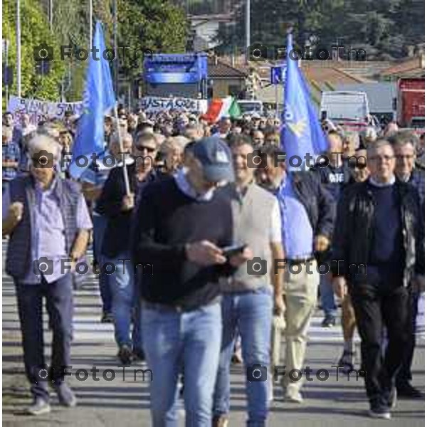 Bergamo Villa D\'Almè manifestazione sindaci dei Comuni della Val Brembana e della Valle Imagna per cercare di sbloccare il finanziamento del progetto della strada Paladina-Sedrina e consentire il completamento della Tangenziale sud 3 ottobre 2026 cronaca Bergamo Italia Foto Tiziano Manzoni Lapresse