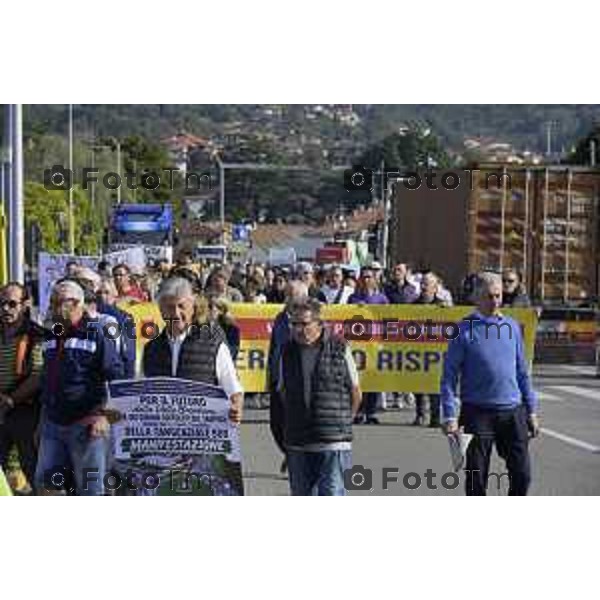 Bergamo Villa D\'Almè manifestazione sindaci dei Comuni della Val Brembana e della Valle Imagna per cercare di sbloccare il finanziamento del progetto della strada Paladina-Sedrina e consentire il completamento della Tangenziale sud 3 ottobre 2026 cronaca Bergamo Italia Foto Tiziano Manzoni Lapresse