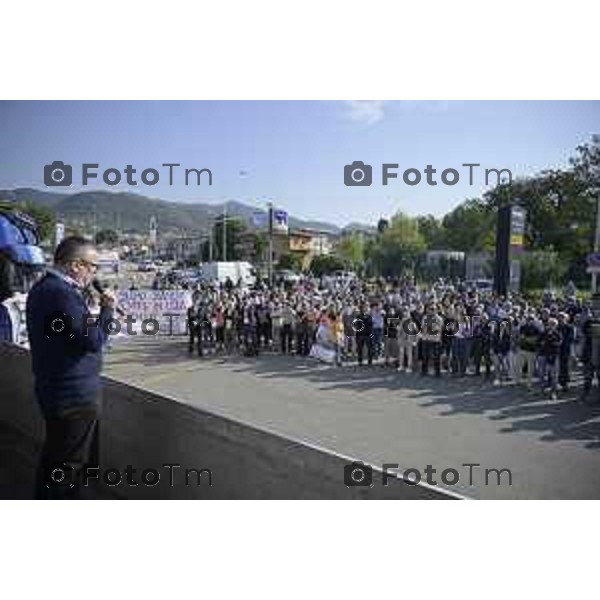 Bergamo Villa D\'Almè manifestazione sindaci dei Comuni della Val Brembana e della Valle Imagna per cercare di sbloccare il finanziamento del progetto della strada Paladina-Sedrina e consentire il completamento della Tangenziale sud Milesi Vice San pellegrino 3 ottobre 2026 cronaca Bergamo Italia Foto Tiziano Manzoni Lapresse