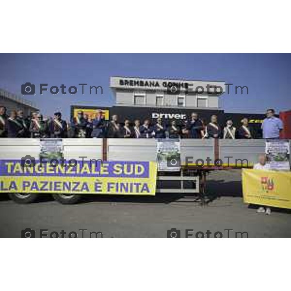 Bergamo Villa D\'Almè manifestazione sindaci dei Comuni della Val Brembana e della Valle Imagna per cercare di sbloccare il finanziamento del progetto della strada Paladina-Sedrina e consentire il completamento della Tangenziale sud 3 ottobre 2026 cronaca Bergamo Italia Foto Tiziano Manzoni Lapresse