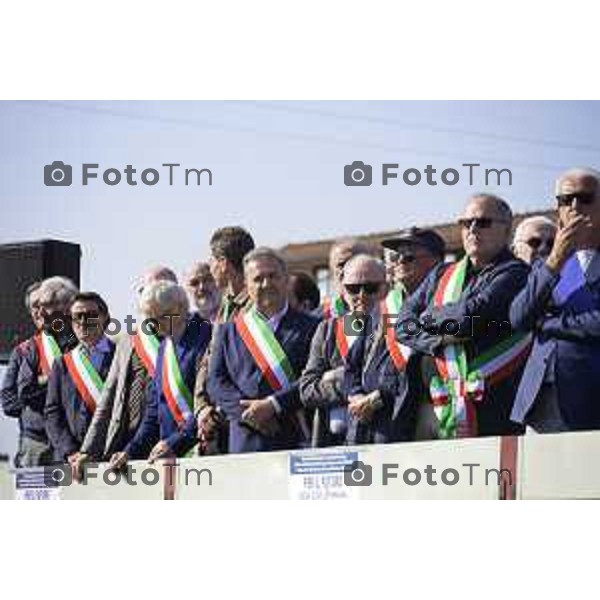Bergamo Villa D\'Almè manifestazione sindaci dei Comuni della Val Brembana e della Valle Imagna per cercare di sbloccare il finanziamento del progetto della strada Paladina-Sedrina e consentire il completamento della Tangenziale sud fasce tricolore sindaci 3 ottobre 2026 cronaca Bergamo Italia Foto Tiziano Manzoni Lapresse