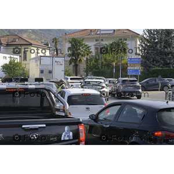 Villa D\'Almè Traffico code rotonda Arlecchino code mezzi pesanti rotonda indicazioni caos file strada chiusa 3 ottobre 2026 cronaca Bergamo Italia Foto Tiziano Manzoni Lapresse