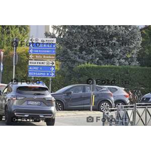 Villa D\'Almè Traffico code rotonda Arlecchino code mezzi pesanti rotonda indicazioni caos file strada chiusa 3 ottobre 2026 cronaca Bergamo Italia Foto Tiziano Manzoni Lapresse