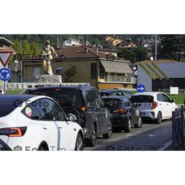 Villa D\'Almè Traffico code rotonda Arlecchino code mezzi pesanti rotonda indicazioni caos file strada chiusa 3 ottobre 2026 cronaca Bergamo Italia Foto Tiziano Manzoni Lapresse