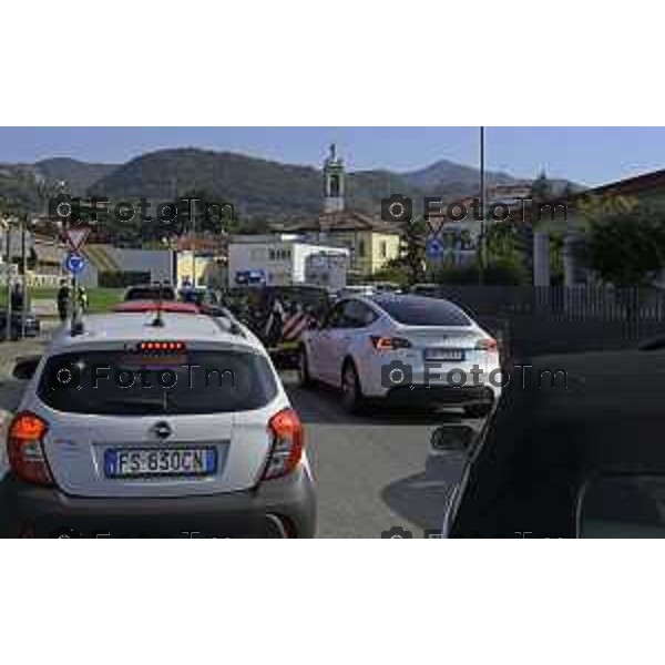 Villa D\'Almè Traffico code rotonda Arlecchino code mezzi pesanti rotonda indicazioni caos file strada chiusa 3 ottobre 2026 cronaca Bergamo Italia Foto Tiziano Manzoni Lapresse