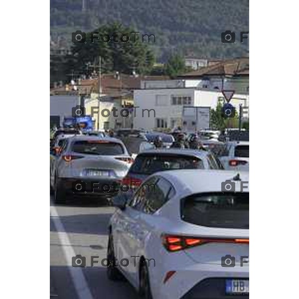 Villa D\'Almè Traffico code rotonda Arlecchino code mezzi pesanti rotonda indicazioni caos file strada chiusa 3 ottobre 2026 cronaca Bergamo Italia Foto Tiziano Manzoni Lapresse