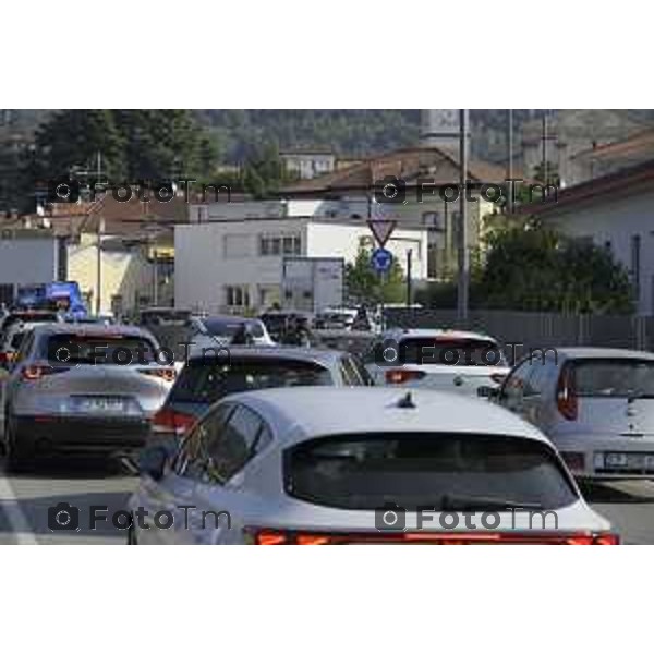 Villa D\'Almè Traffico code rotonda Arlecchino code mezzi pesanti rotonda indicazioni caos file strada chiusa 3 ottobre 2026 cronaca Bergamo Italia Foto Tiziano Manzoni Lapresse
