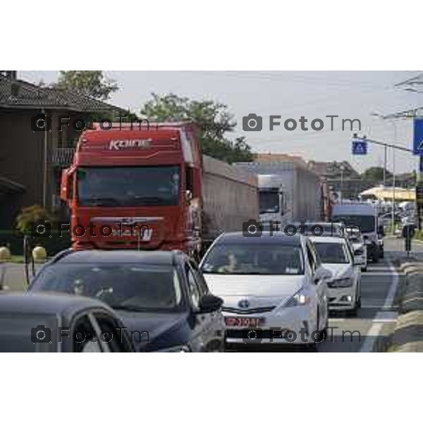 Villa D\'Almè Traffico code rotonda Arlecchino code mezzi pesanti rotonda indicazioni caos file strada chiusa 3 ottobre 2026 cronaca Bergamo Italia Foto Tiziano Manzoni Lapresse