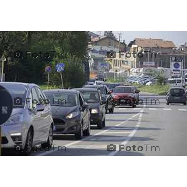Villa D\'Almè Traffico code rotonda Arlecchino code mezzi pesanti rotonda indicazioni caos file strada chiusa 3 ottobre 2026 cronaca Bergamo Italia Foto Tiziano Manzoni Lapresse