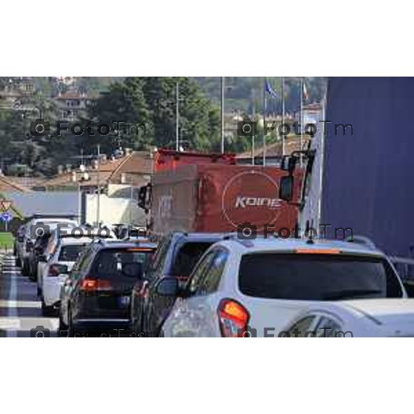 Villa D\'Almè Traffico code rotonda Arlecchino code mezzi pesanti rotonda indicazioni caos file strada chiusa 3 ottobre 2026 cronaca Bergamo Italia Foto Tiziano Manzoni Lapresse