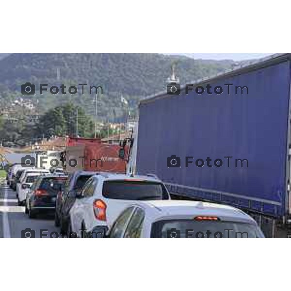 Villa D\'Almè Traffico code rotonda Arlecchino code mezzi pesanti rotonda indicazioni caos file strada chiusa 3 ottobre 2026 cronaca Bergamo Italia Foto Tiziano Manzoni Lapresse