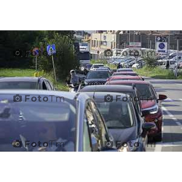 Villa D\'Almè Traffico code rotonda Arlecchino code mezzi pesanti rotonda indicazioni caos file strada chiusa 3 ottobre 2026 cronaca Bergamo Italia Foto Tiziano Manzoni Lapresse