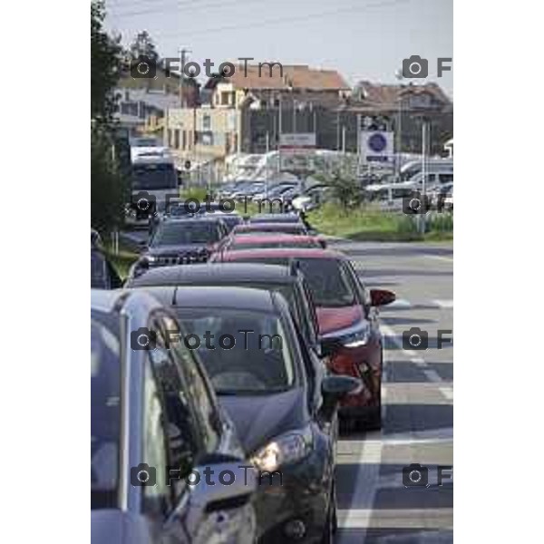Villa D\'Almè Traffico code rotonda Arlecchino code mezzi pesanti rotonda indicazioni caos file strada chiusa 3 ottobre 2026 cronaca Bergamo Italia Foto Tiziano Manzoni Lapresse