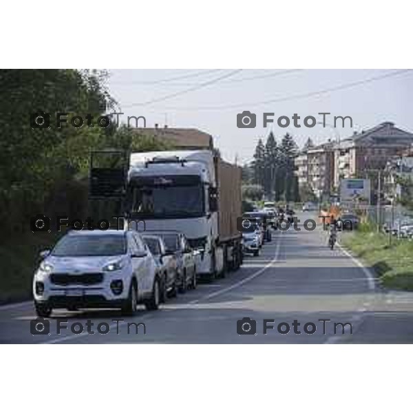 Villa D\'Almè Traffico code rotonda Arlecchino code mezzi pesanti rotonda indicazioni caos file strada chiusa 3 ottobre 2026 cronaca Bergamo Italia Foto Tiziano Manzoni Lapresse