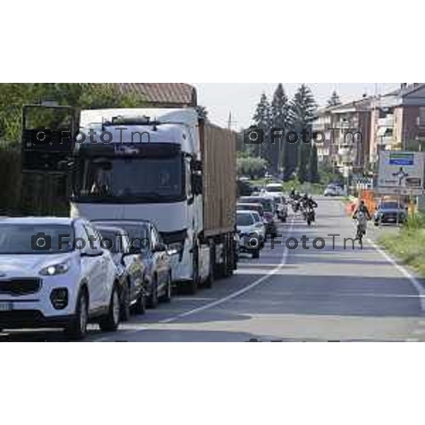 Villa D\'Almè Traffico code rotonda Arlecchino code mezzi pesanti rotonda indicazioni caos file strada chiusa 3 ottobre 2026 cronaca Bergamo Italia Foto Tiziano Manzoni Lapresse